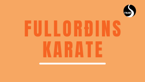 Appelsínugult titilkort með áletruninni „FULLORDINS KARATE“ með hvítum undirstriki og litlu svart-hvítu merki í horninu