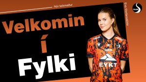 Appelsínugult og svart velkomin plakat með knattspyrnumanni í appelsínugulum treyju og textanum „Velkomin í Fylki“.