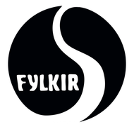 Svart og hvítt hringlaga merki Fylkis með stílfærðu S-laga formi og texta