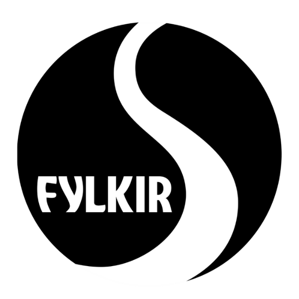 Svart og hvítt hringlaga merki Fylkis með stílfærðu S-laga formi og texta