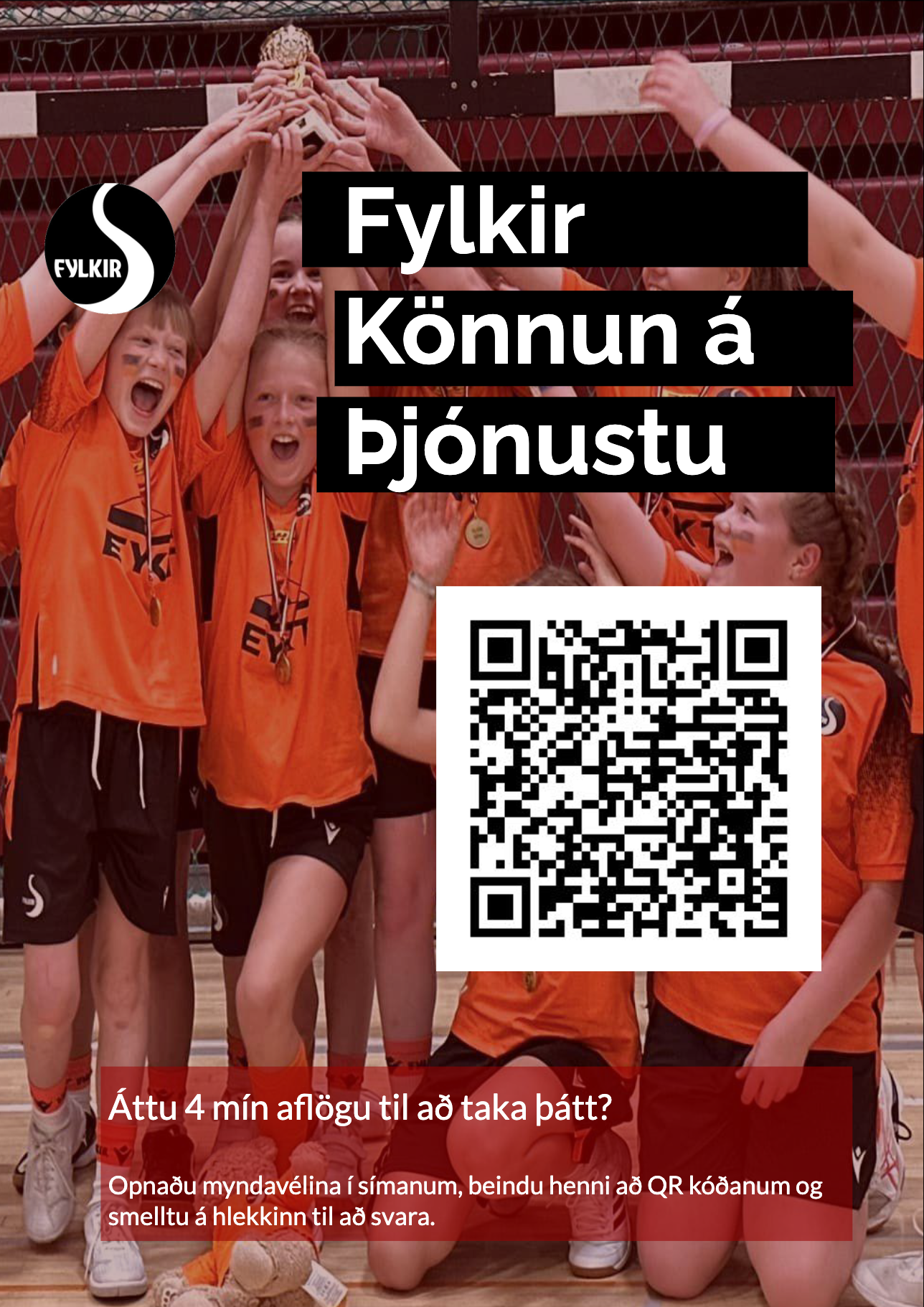 Stuðningsmenn Fylkis í appelsínugulum fötum fagna undir bikar, með QR kóða og íslenskum texta.