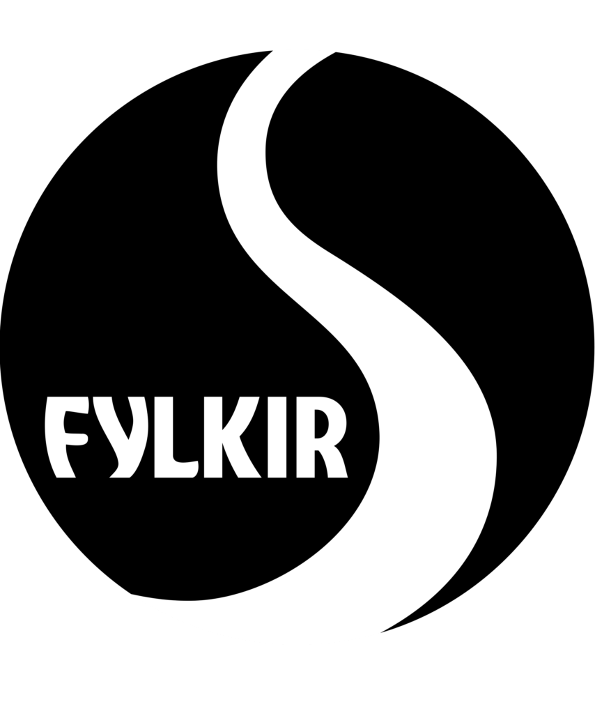 Svart-hvítt merki knattspyrnufélagsins Fylkis með stílfærðu hringlaga S-laga og textanum „FYLKIR“