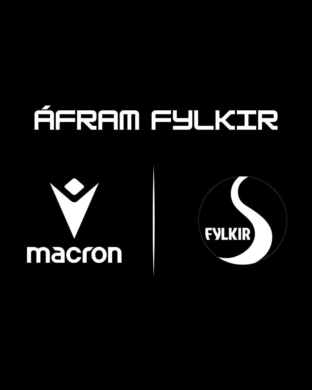 Svört grafík með „ÁFRAM FYLKIR“ og Macron og Fylkir merkjum aðskildum með lóðréttri línu.