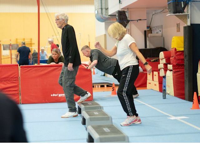 Fólk sem stígur yfir froðukubba í hindrunarbraut innanhúss í líkamsræktarstöð