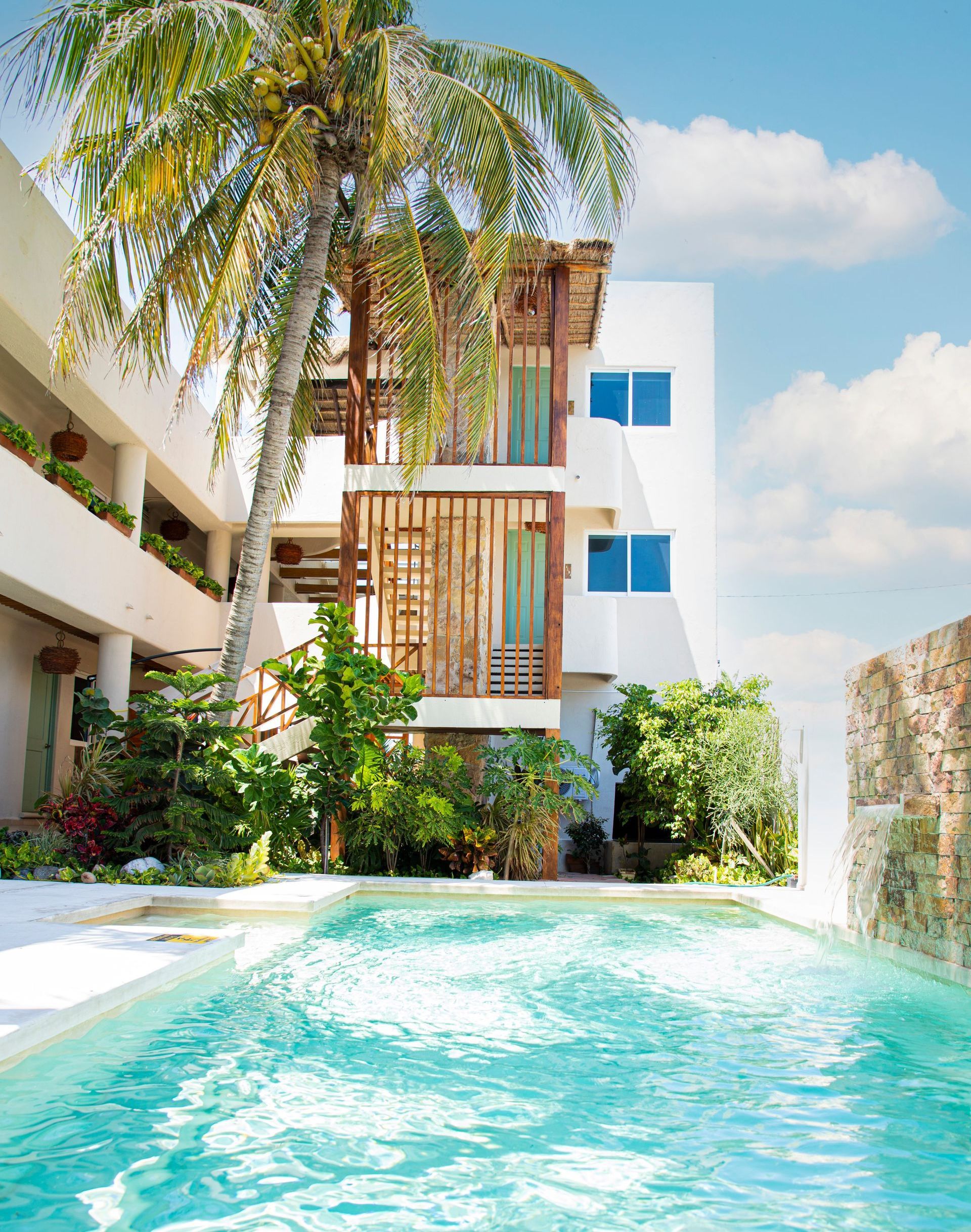 Un gran edificio con una piscina en frente.