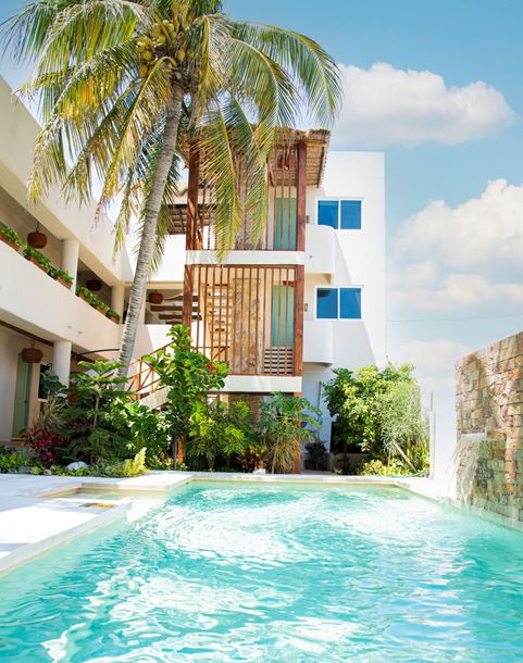 Un gran edificio con una piscina en frente.