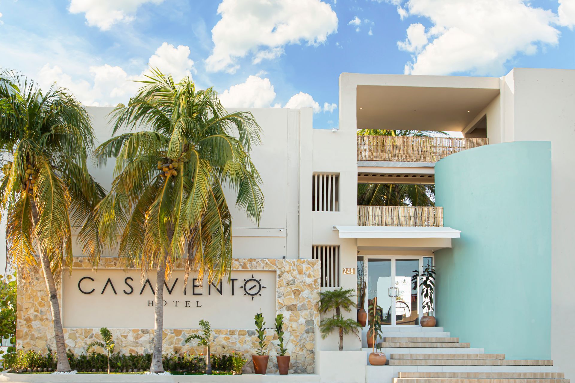 Un edificio blanco con un cartel que dice Casavento.