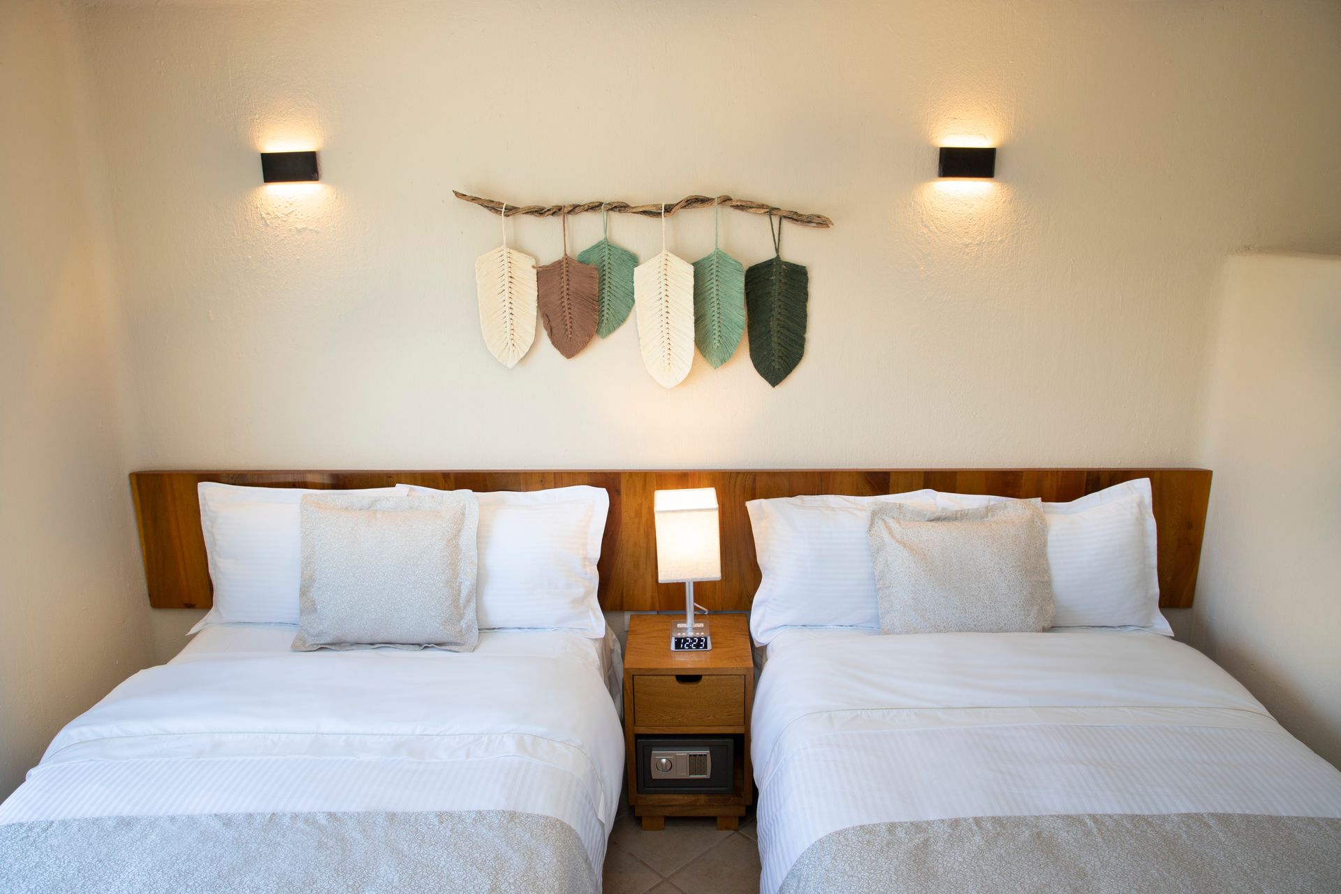 Una habitación de hotel con dos camas y una mesita de noche.