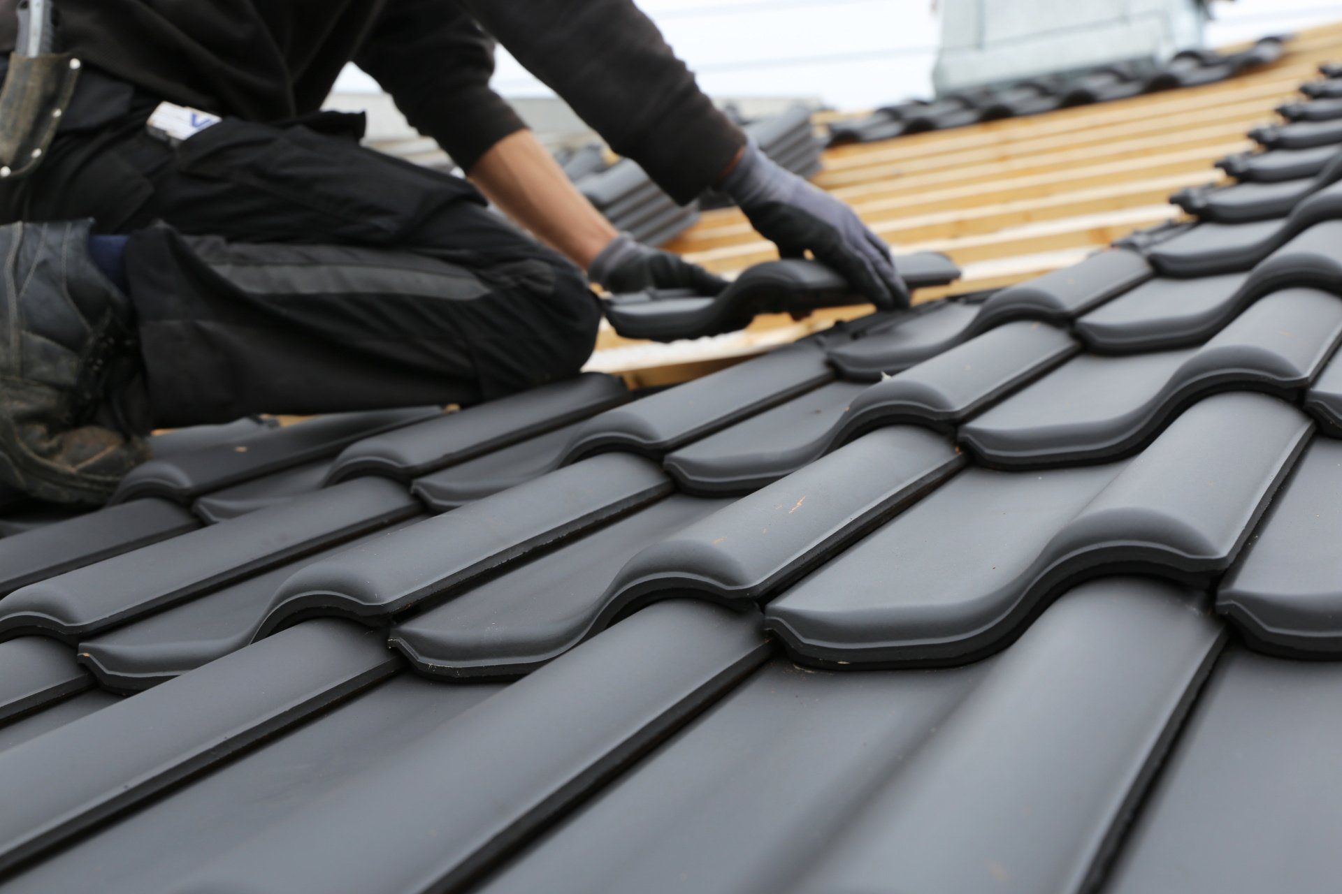 Dachdecken mit anthrazit Dachziegel