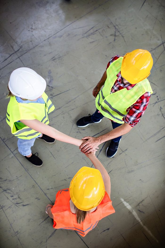 operai e tecnici con indumenti di sicurezza