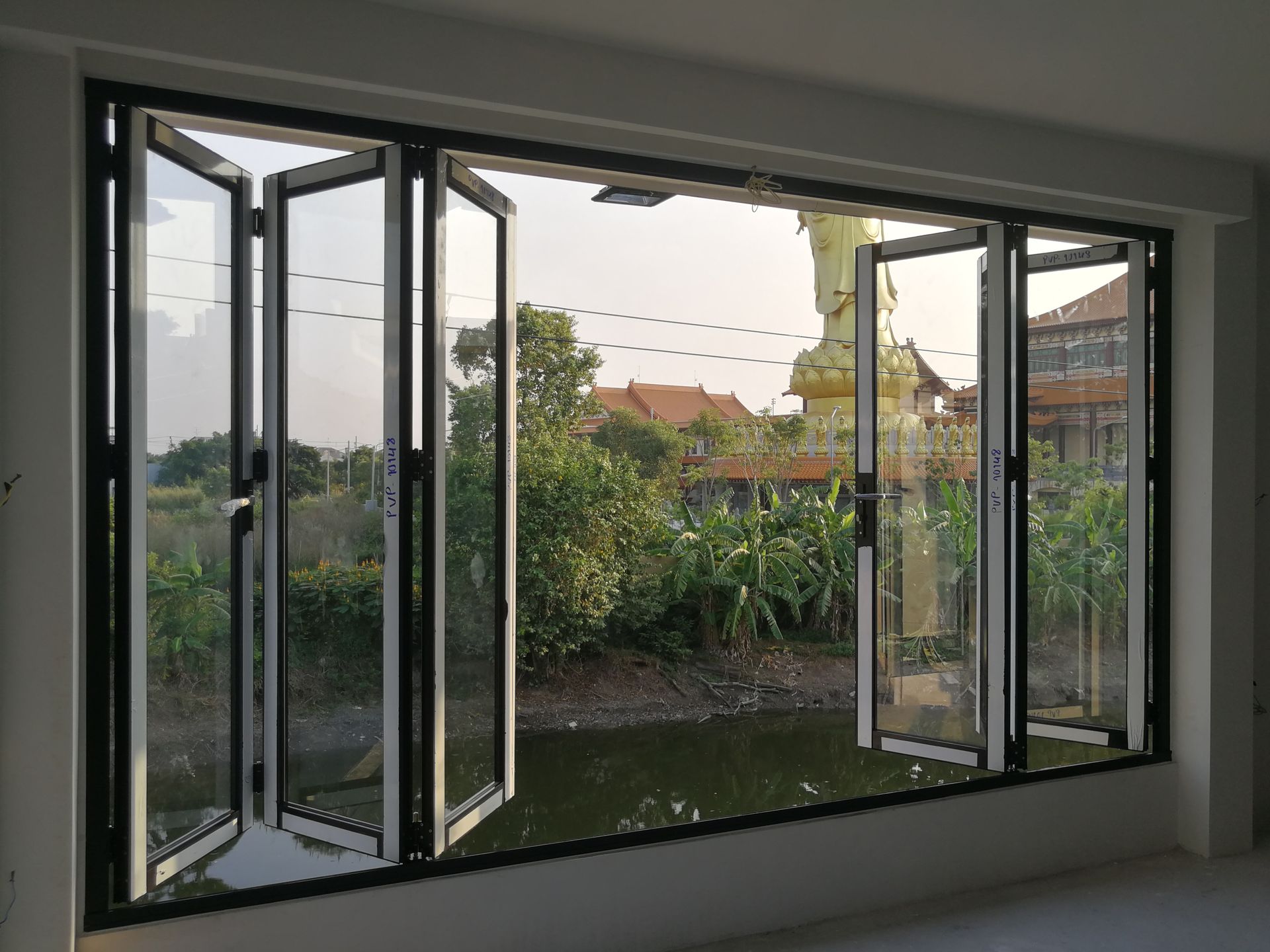 Una habitación con muchas ventanas y puertas abiertas.