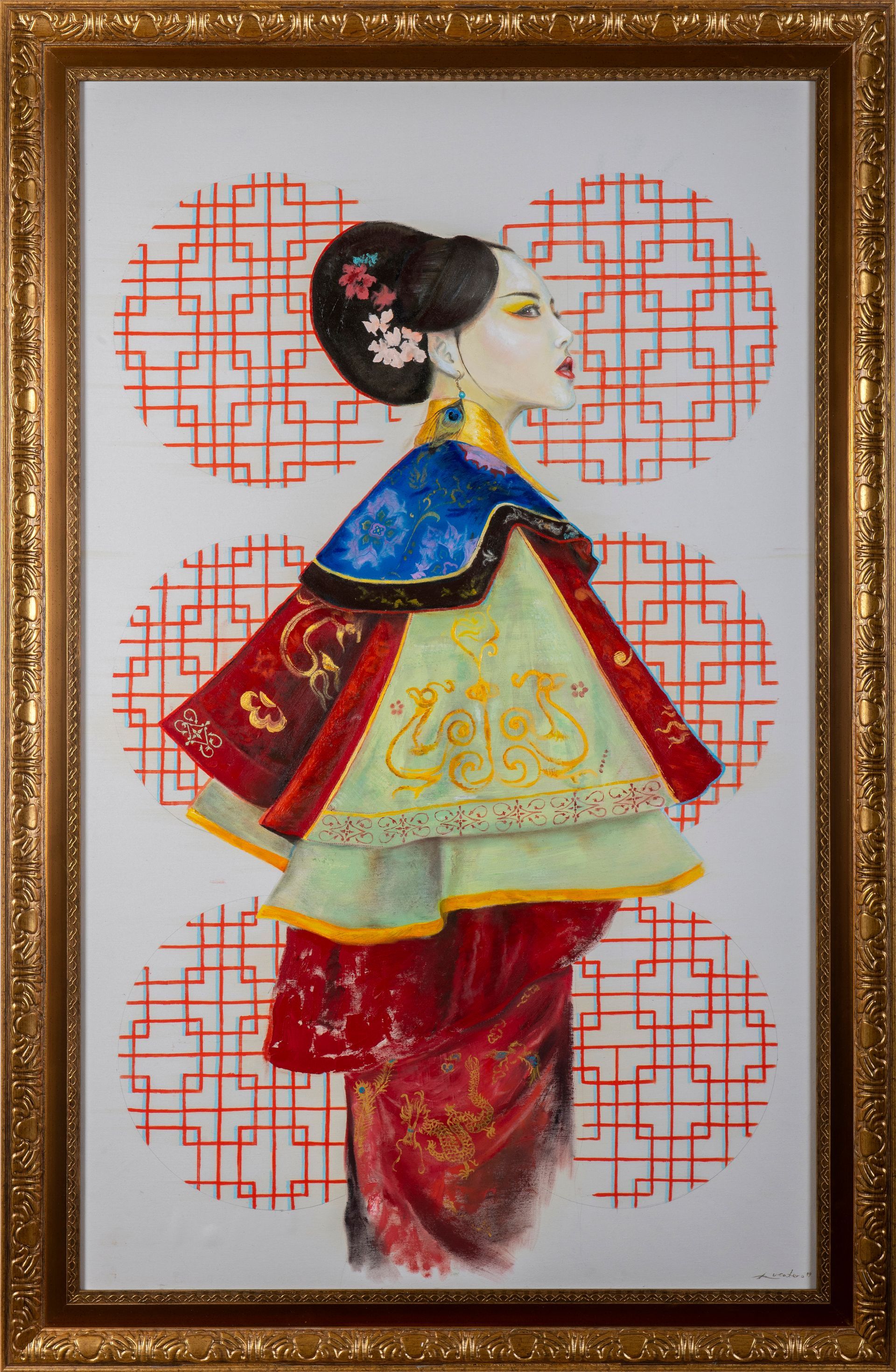 Mujer con atuendo tradicional chino, de perfil, enmarcada. Túnicas rojas, azules y verdes, sobre círculos rojos de celosía.