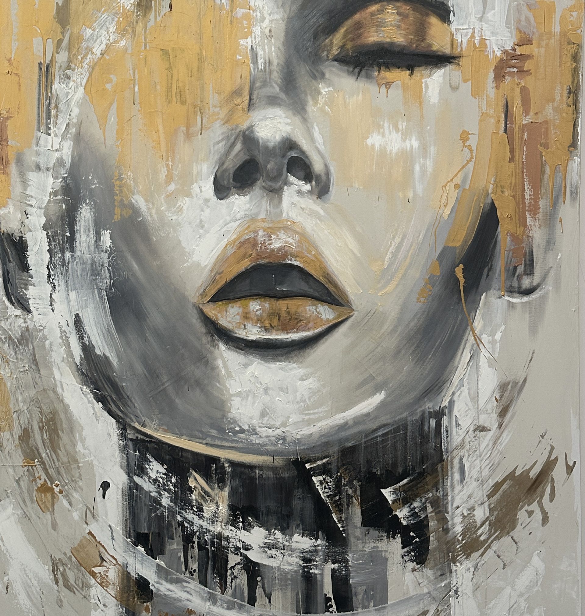 Pintura en primer plano de una mujer con ojos cerrados, labios dorados y acentos sobre un fondo gris y blanco.
