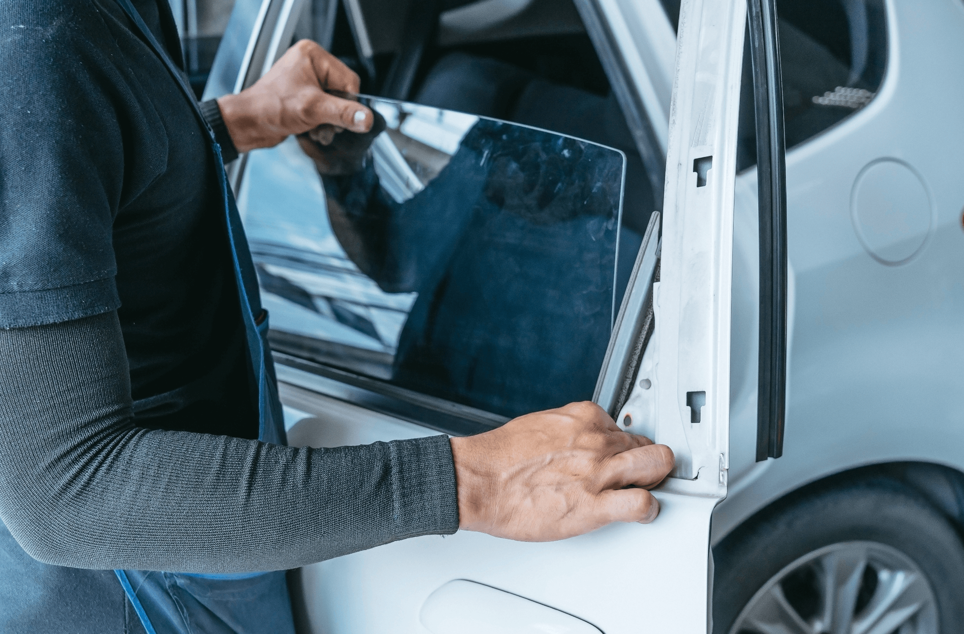 The installer holding the side window 