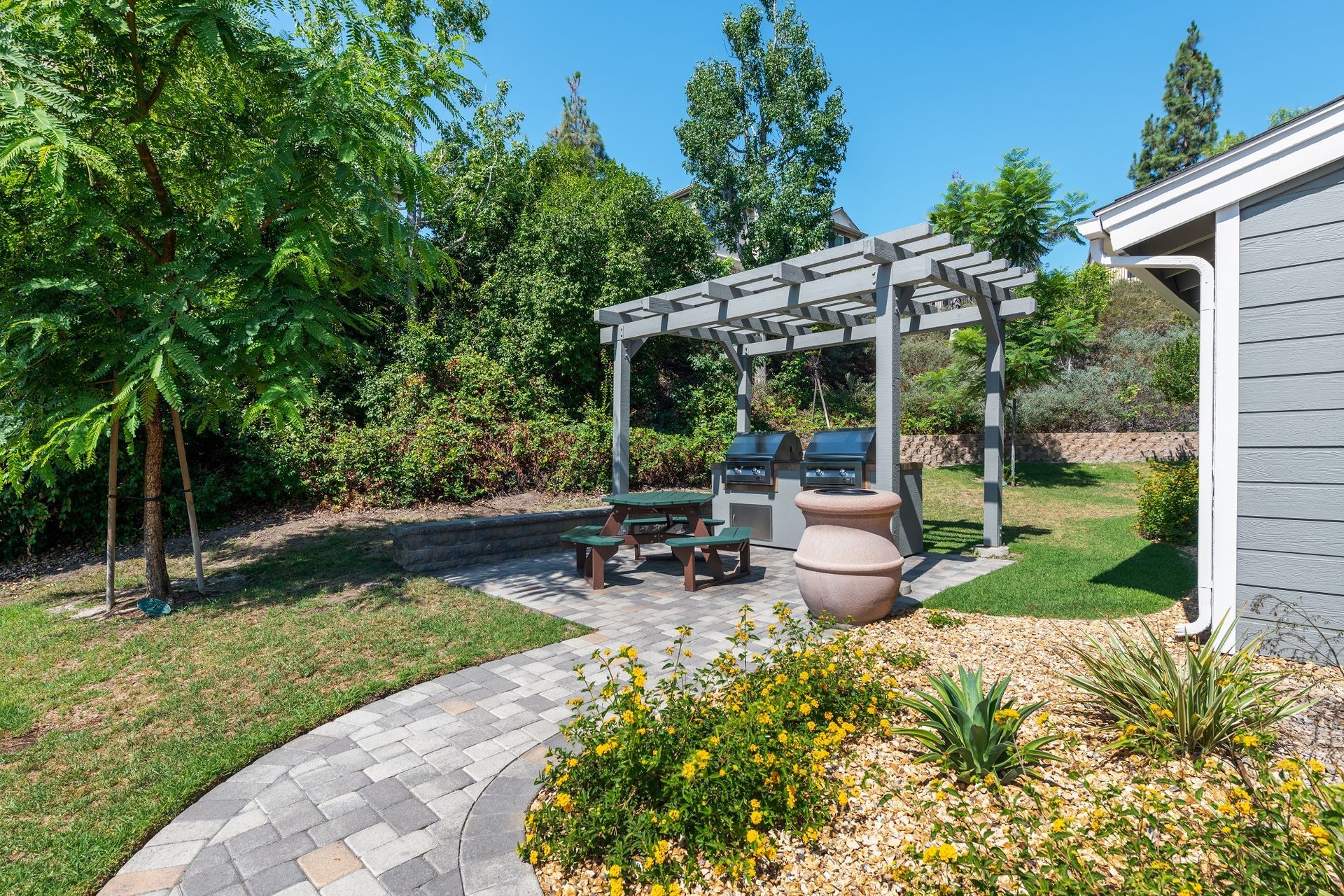 Sliding Photo Gallery Displaying Community Amenities