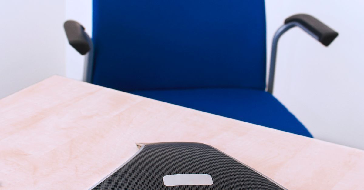 Teléfono de oficina junto a un celular en la recepción de una empresa