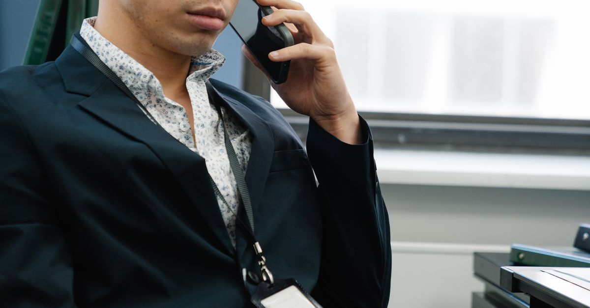 Recepción de una empresa con teléfono y diadema para atender llamadas