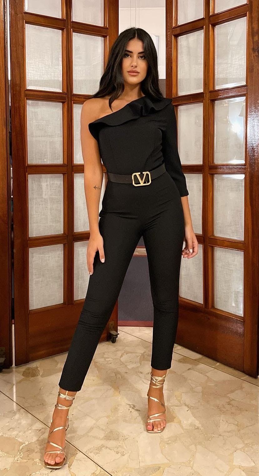 Nome: SARAH MARIOTTO Classe: 1999 Città: Sanremo Altezza: 1.80 Taglia: 36/38 Occhi : castani Capelli : castano scuro Scarpe : 40/41 Giacca : S Misure Seno: 86 Vita: 66 Fianchi : 95