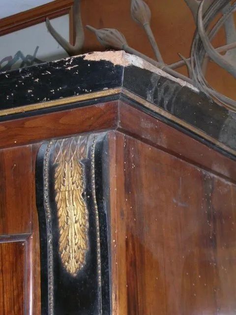 Un angolo di un mobile di legno con una piuma sopra