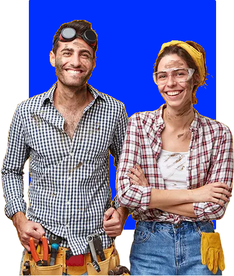 Un homme et une femme se tiennent côte à côte, les bras croisés.