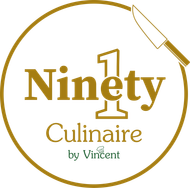 Het logo van Ninety Culinaire by Vincent in goud met een koksmes in een cirkelvormige rand.