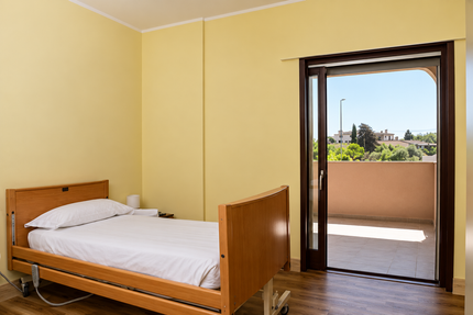 Dettaglio comodino in una camera di Villa Verbena