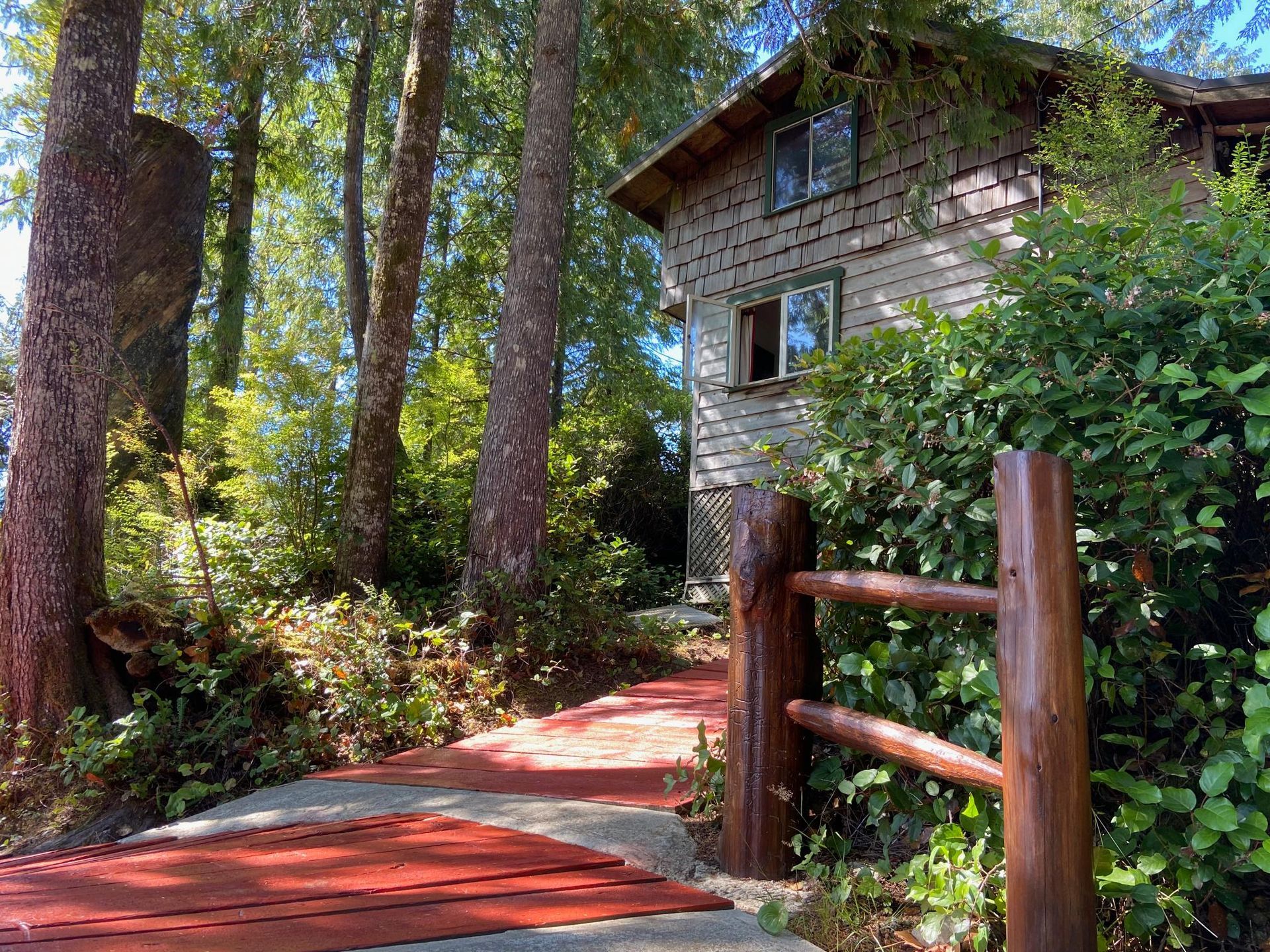 Homesteader cottage isa cozy cottage at Woods End in Bamfield looks out over the inlet