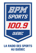 Logo de BPM Sports 100.9 Québec : Écusson bleu et blanc avec le nom de la station de radio, sa fréquence et son slogan.