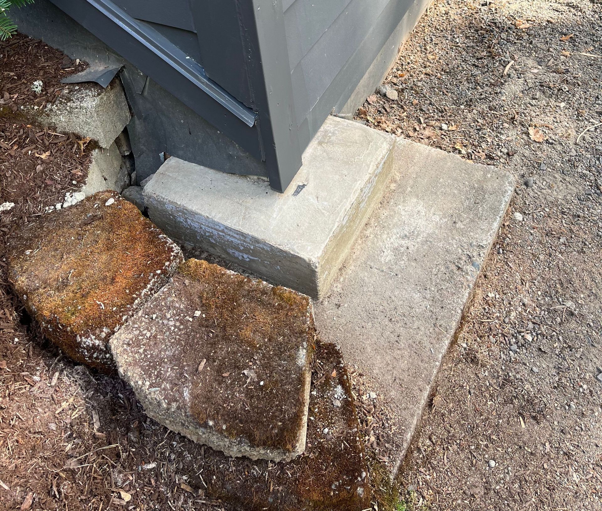 Corner footing