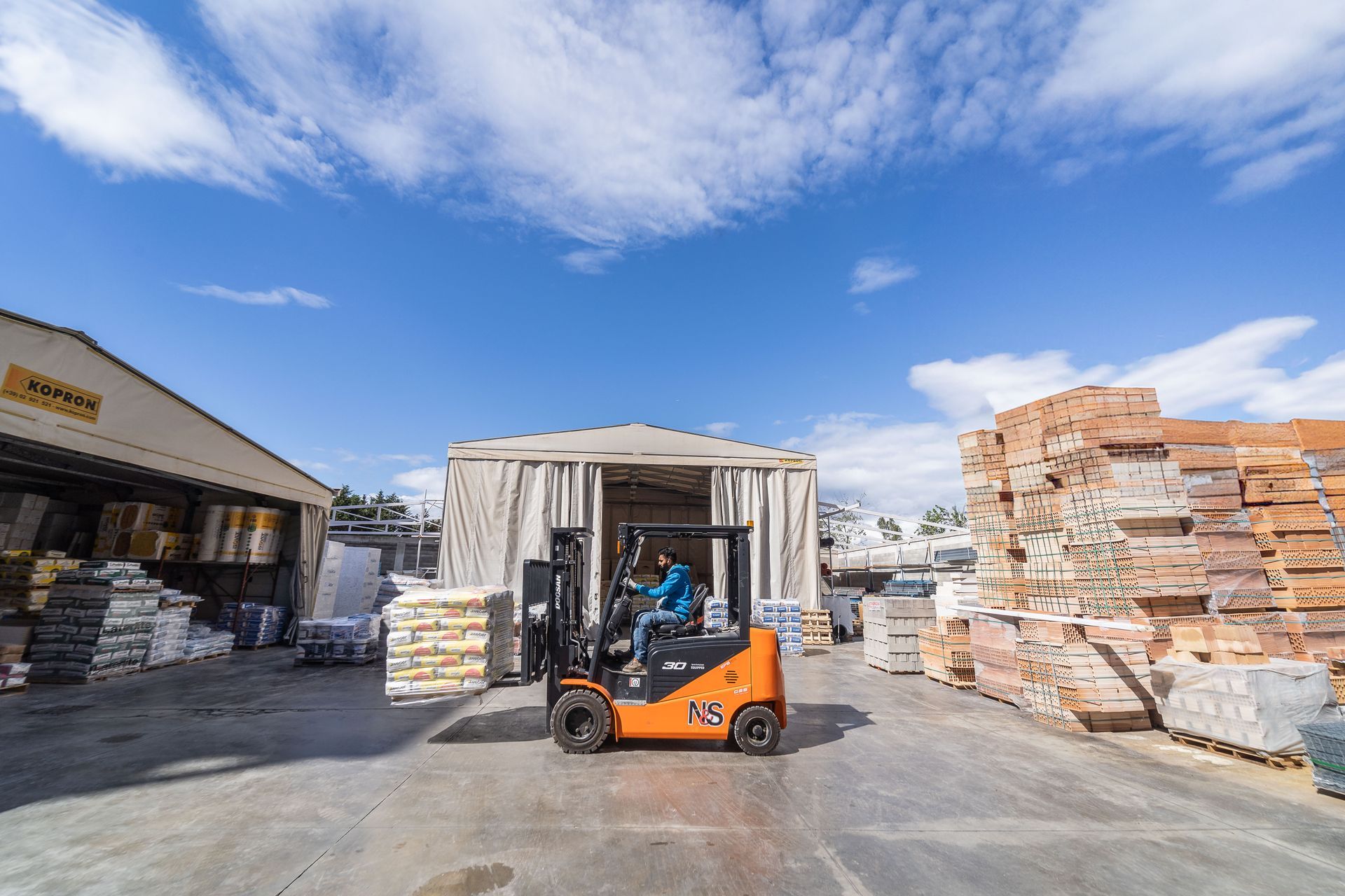 Una pila di mattoni rossi accatastati uno sopra l'altro su un pallet di legno.