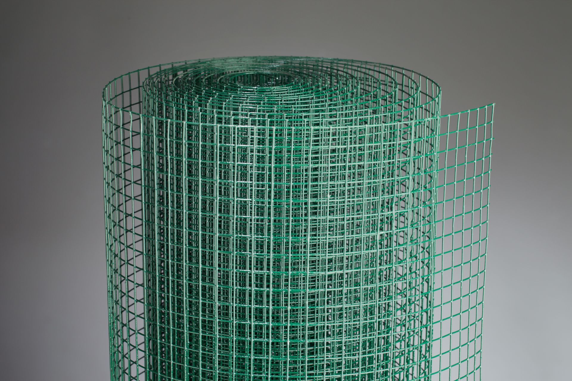 Un rotolo di rete metallica verde è appoggiato su un tavolo.