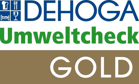 DEHOGA Umweltcheck-Logo: Blauer und grüner Text, goldener Banner, der auf eine goldene Umweltzertifizierung hinweist.