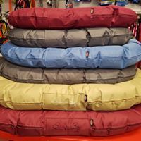Poltrone a sacco colorate impilate, in rosso, grigio, blu, giallo e rosso
