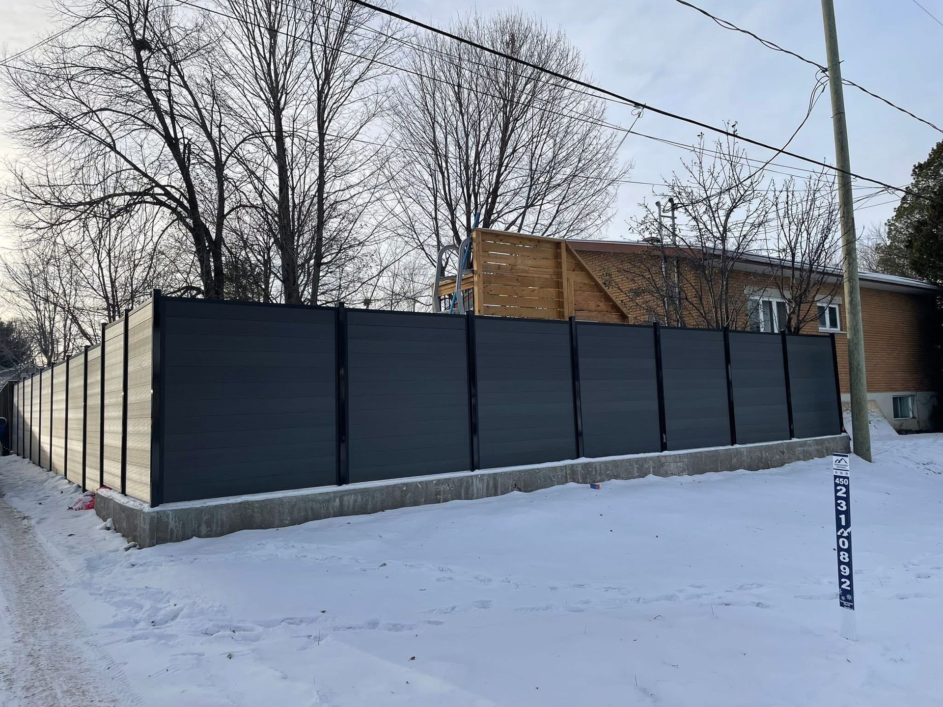 Clôture en fibre de bois composite installée dans une cour à Laval