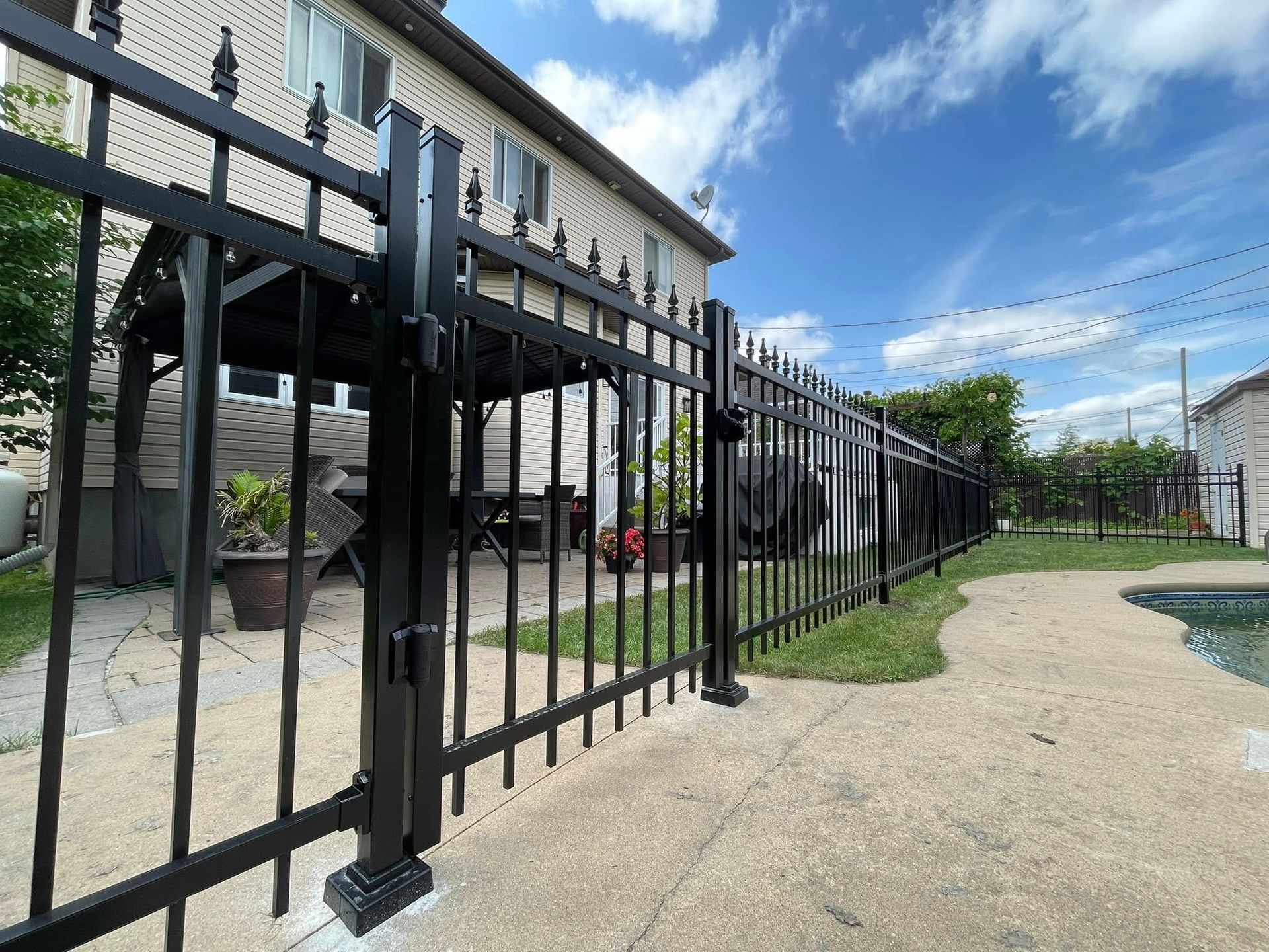 Elegant fence installation in Laval and Montreal
