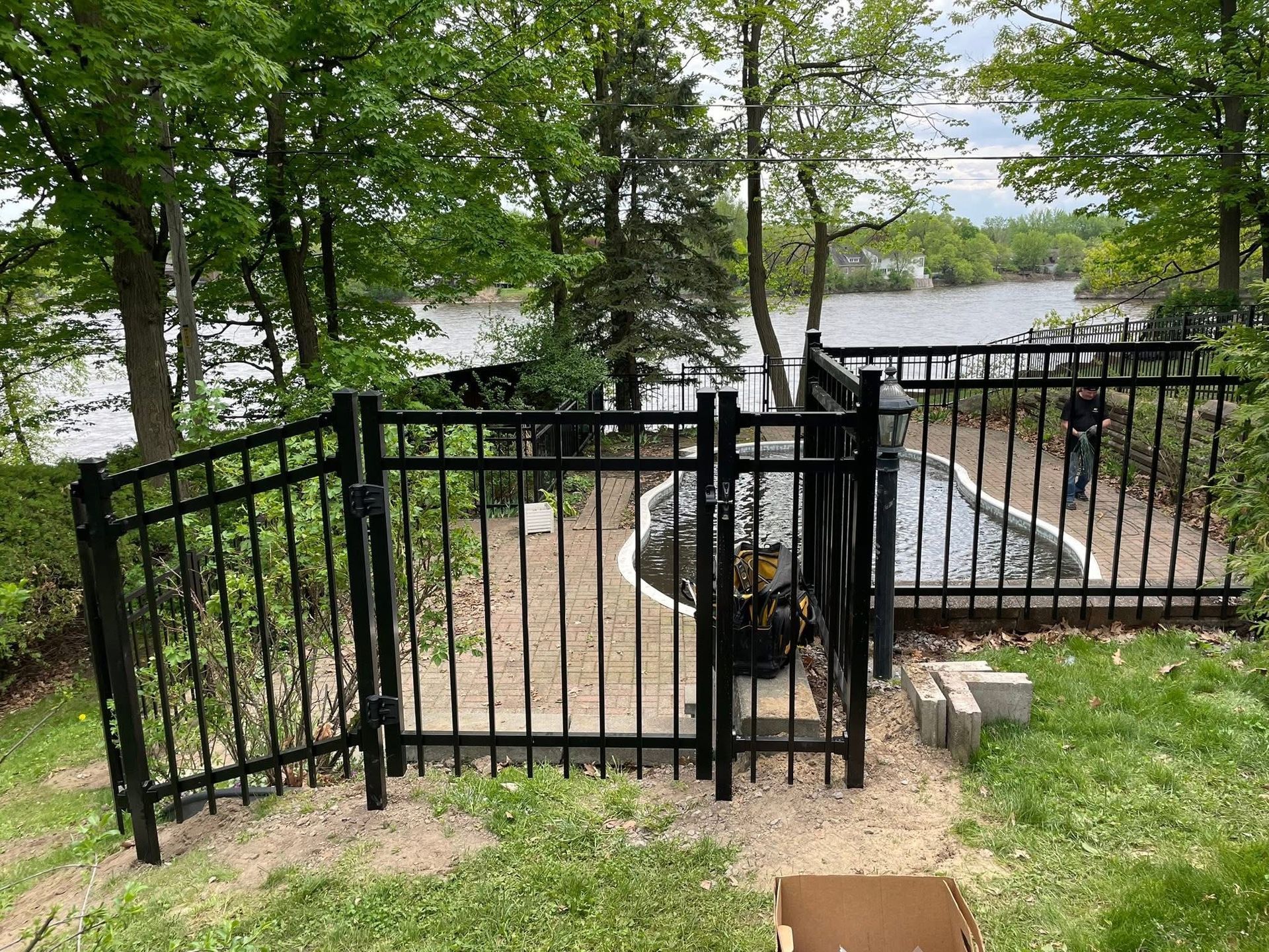 Projet de clôture en aluminium dans la région de Laval