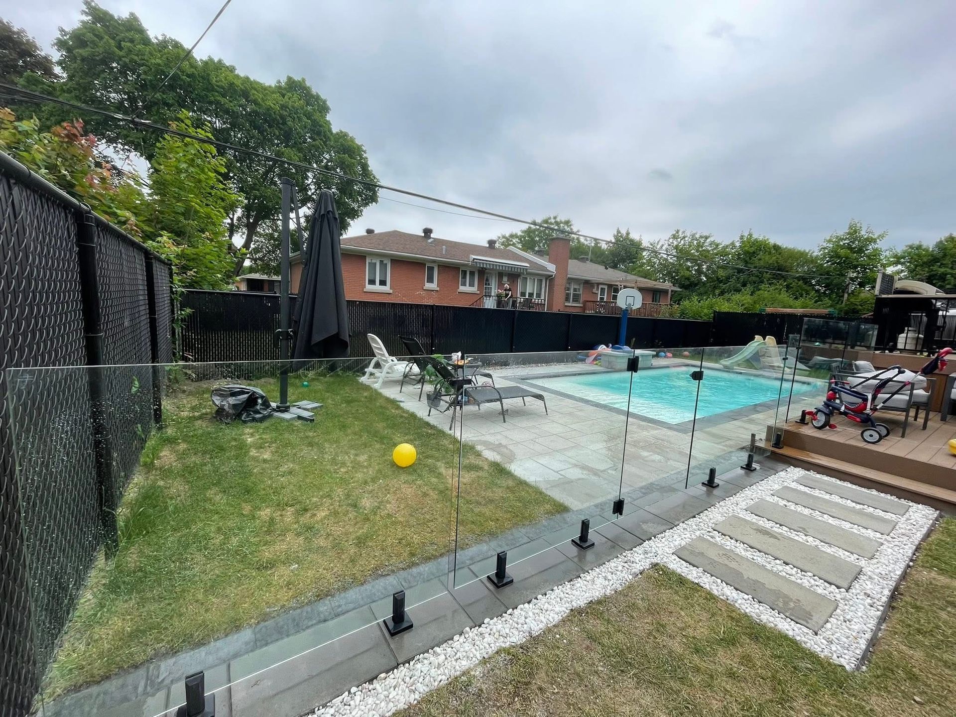 Clôture à mailles de chaîne autour d'une cour avec piscine à Laval