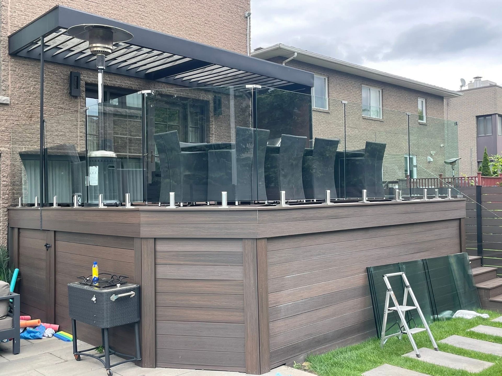 Clôture en verre sur une terrasse résidentielle avec pergola à Montréal