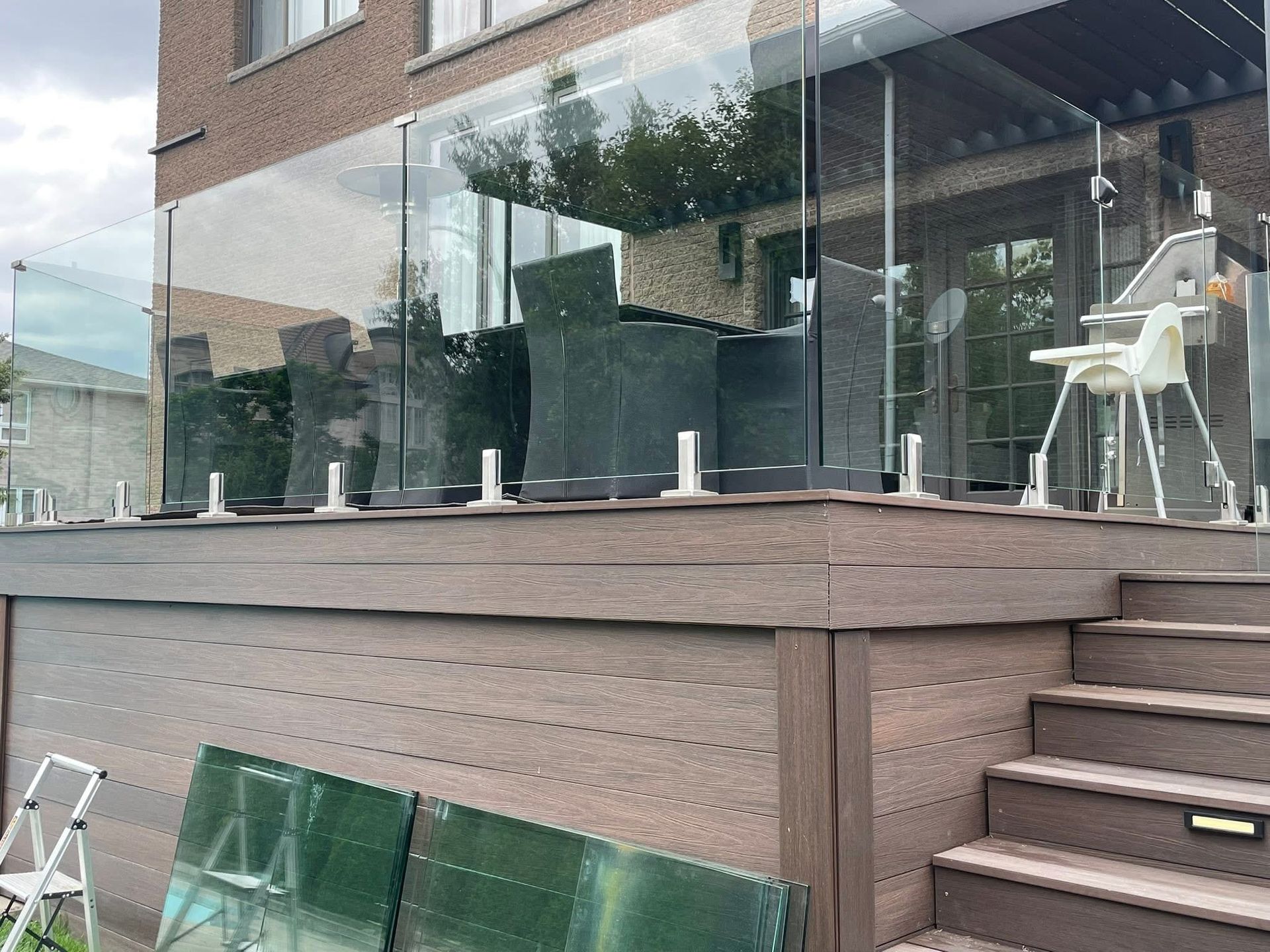 Clôture en verre installée sur une terrasse en bois résidentielle
