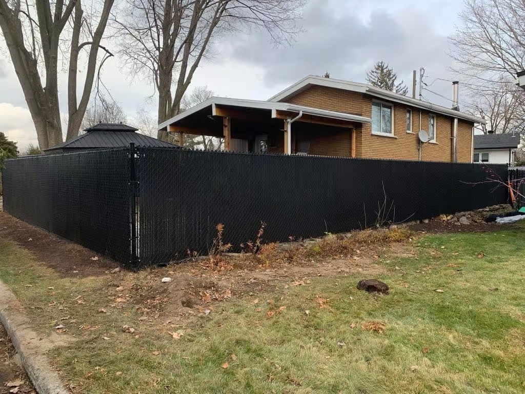 Clôture résidentielle installée à Montréal par MT Clôture Élégance