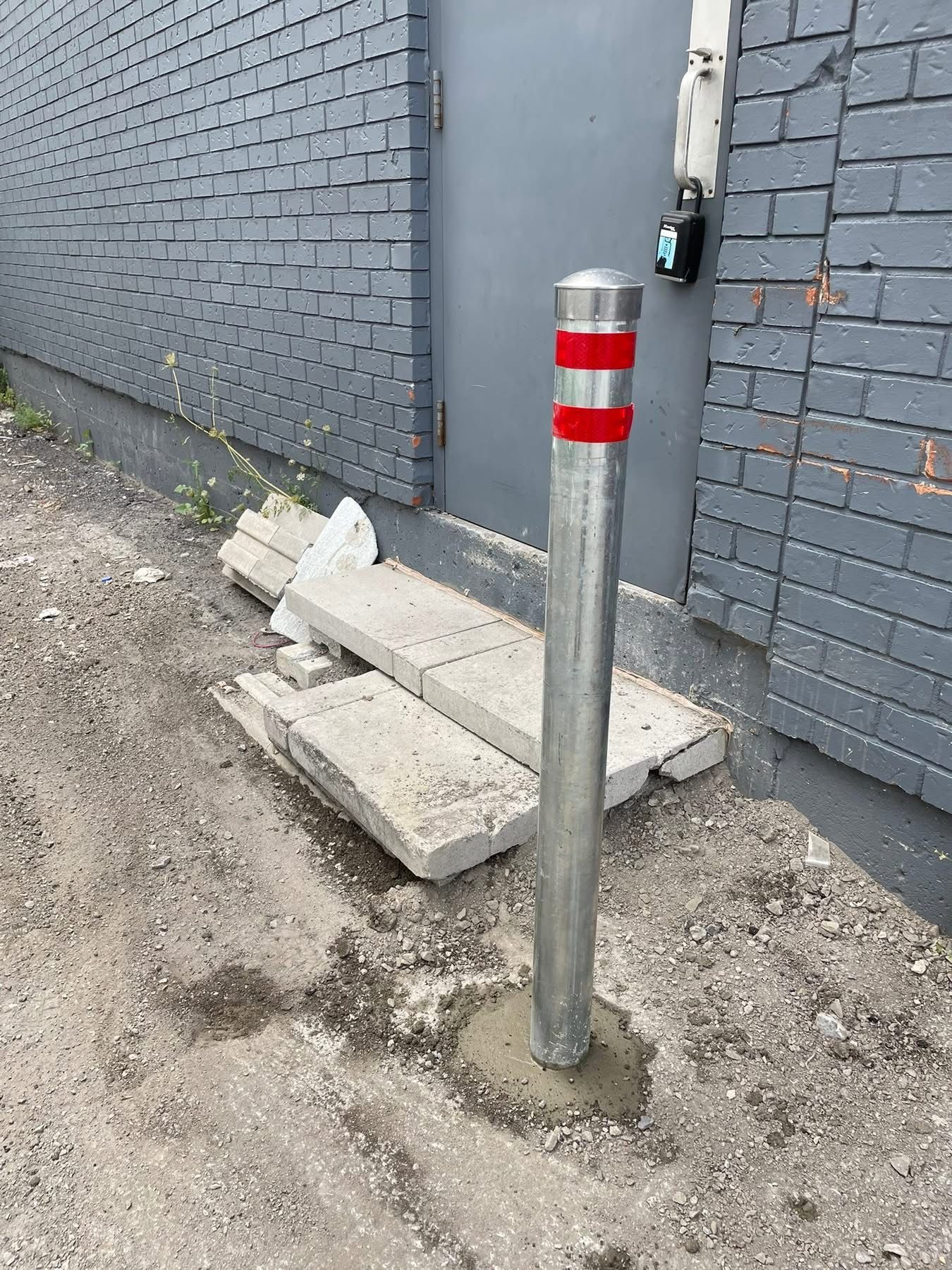 Bornes de sécurité commerciales installées à une entrée