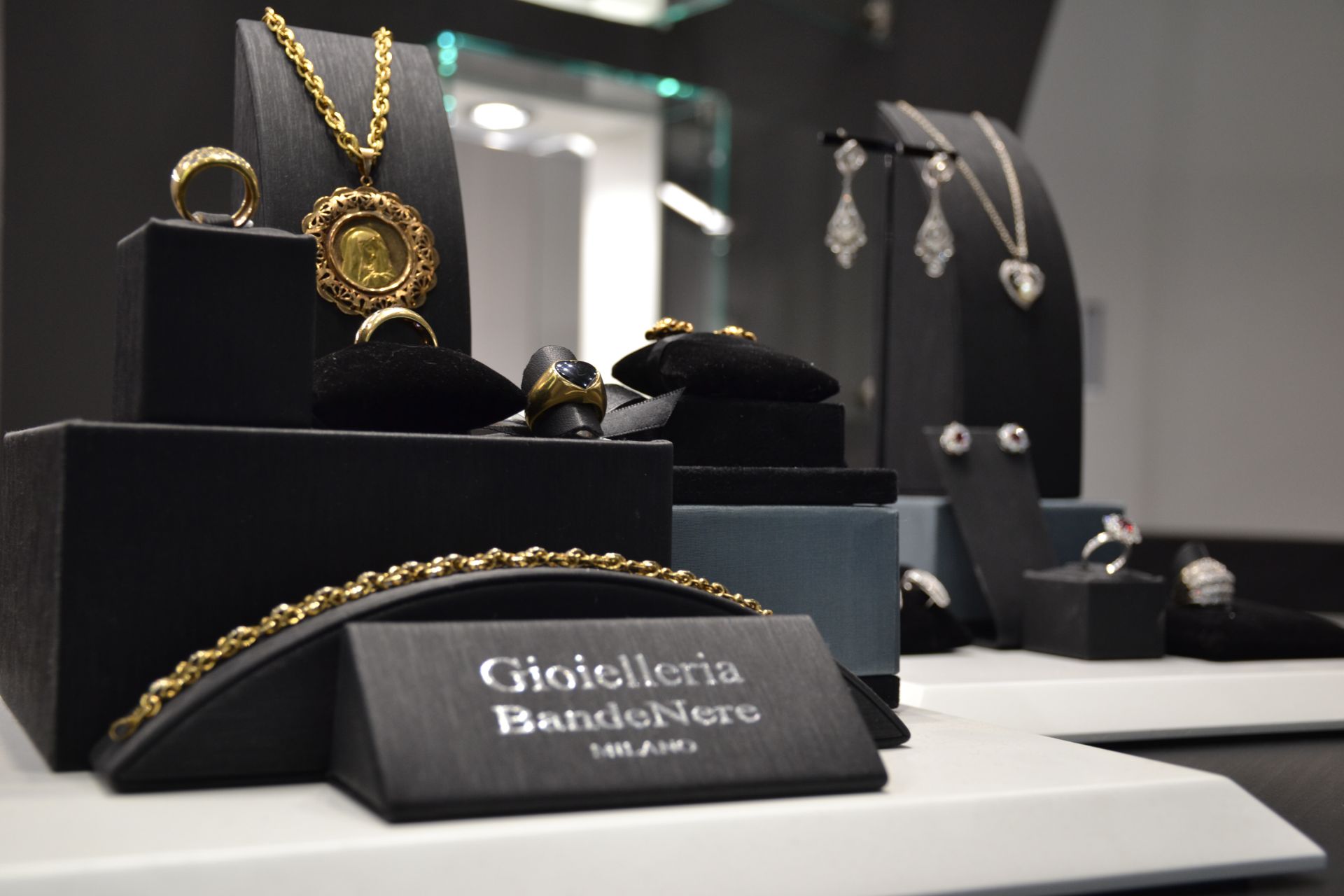Il Sacro Dei Gioielli Milano Negozio di gioielli | Milano | Gioielleria Bande Nere