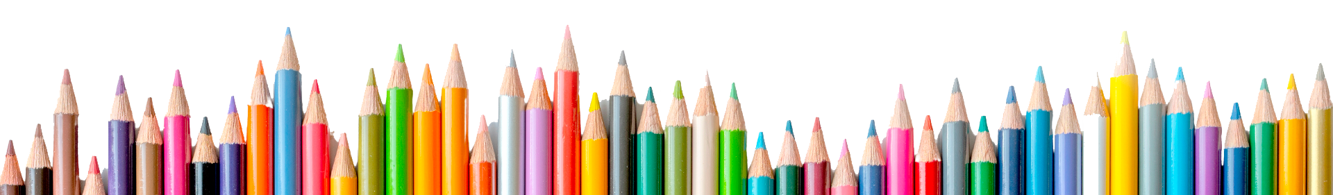 Uma fileira de lápis coloridos sobre um fundo branco.
