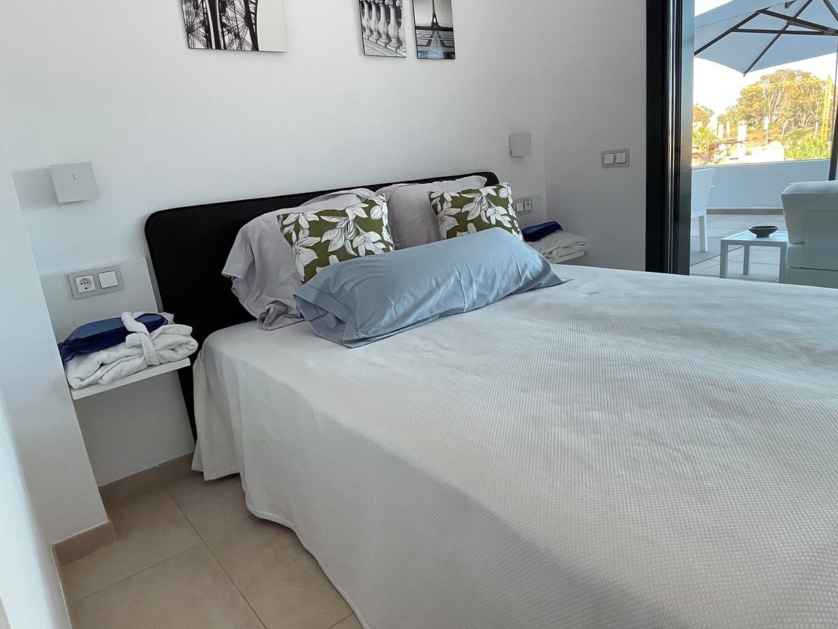 Modern bed room furniture project in Estepona by VIP Environment