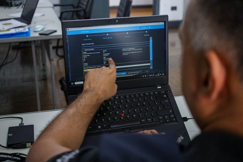 Perito utilizando ferramenta forense Cellebrite UFED 4PC, com a técnica de extração via SmartFlow