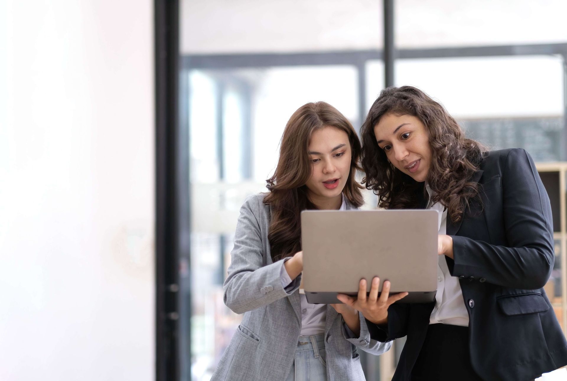 Mulheres em ambiente corporativo validando prova 