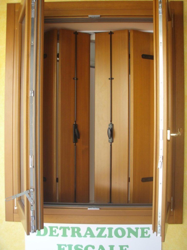 Finestra con persiana in legno