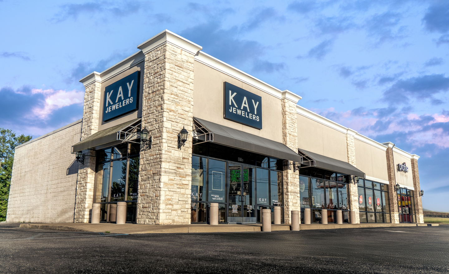 A photograph of the Kay Jewelers location at Alexandria Commons on North Green River Road
