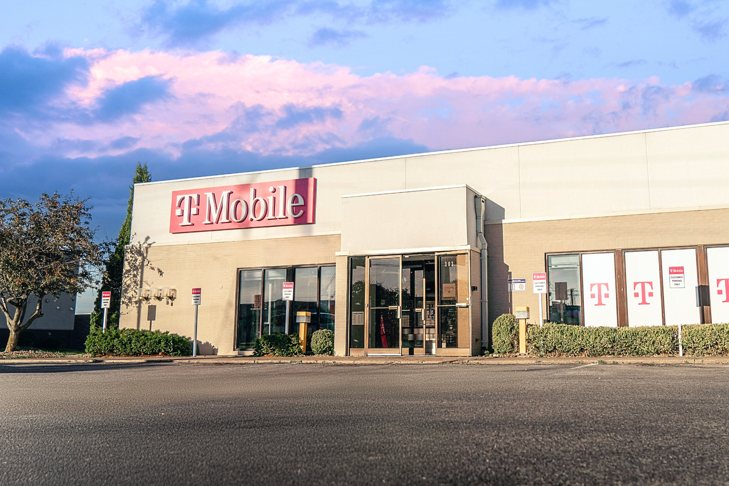 A photograph of the T-Mobile location at Ella Plaza on North Green River Road