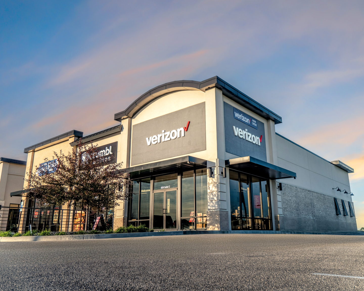 A photograph of the Verizon location at Lillian Plaza on Burkhardt Road
